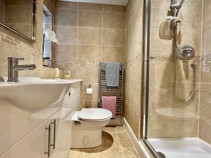 Master En-suite- click for photo gallery